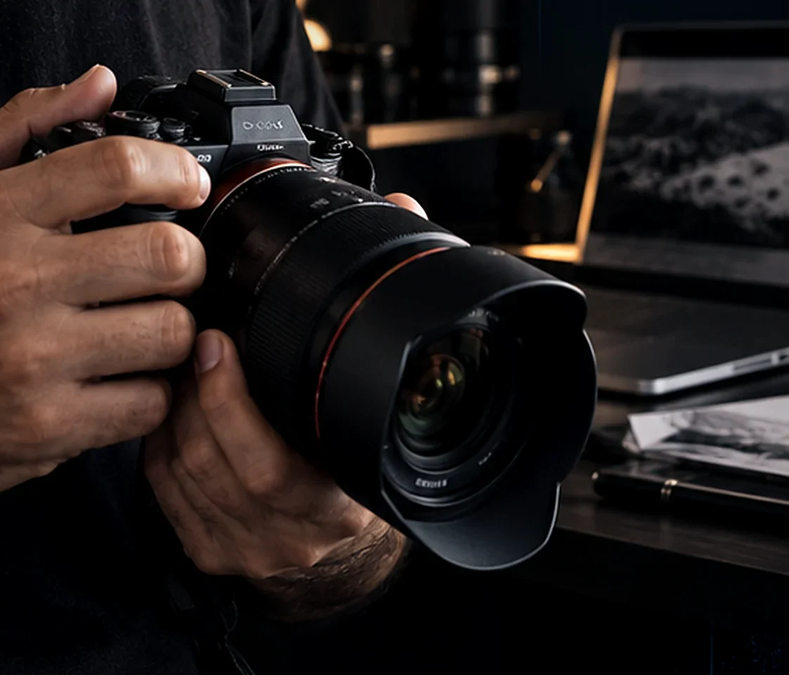 Cámara de fotografía profesional en manos de Ledif J